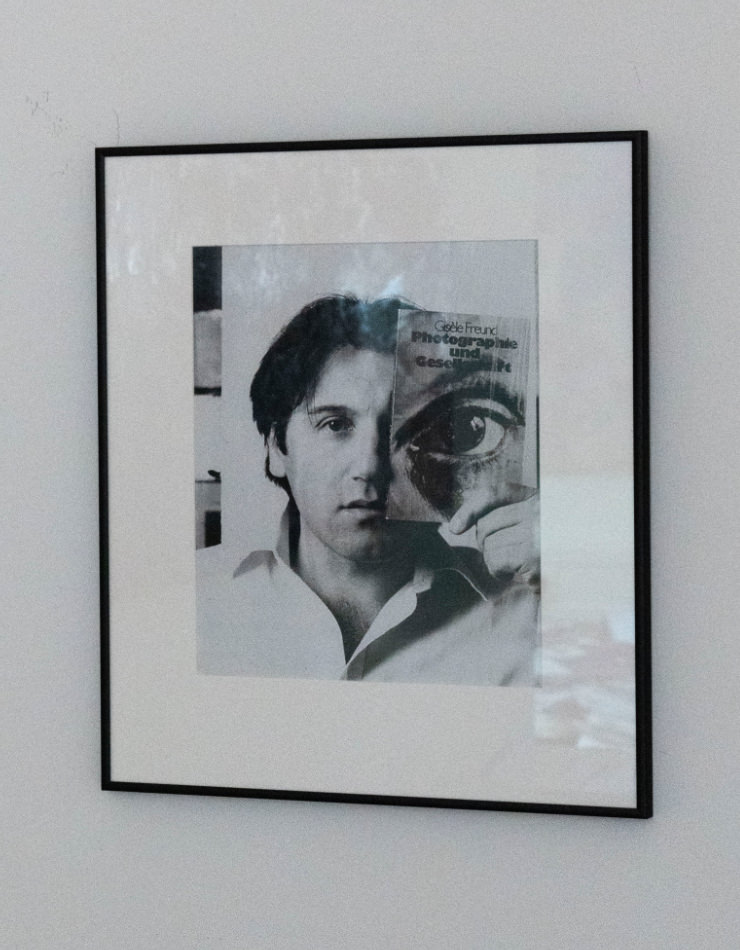 Photographie im Bild Gemälde an der Wand in schwarz weiß