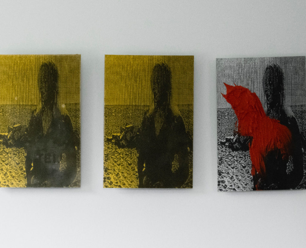 Drei Gemälde an der Wand mit dunklen Gestalten