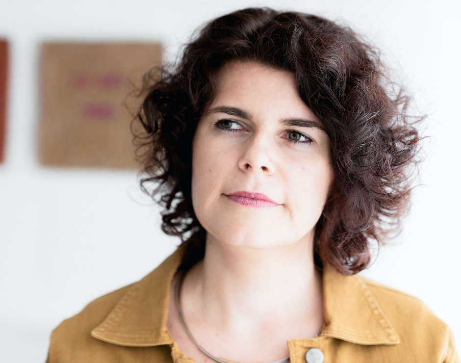 Kerstin Zierler Kanzleileitung bei Lindner & Rock in ockerfarbener Bluse im Portrait